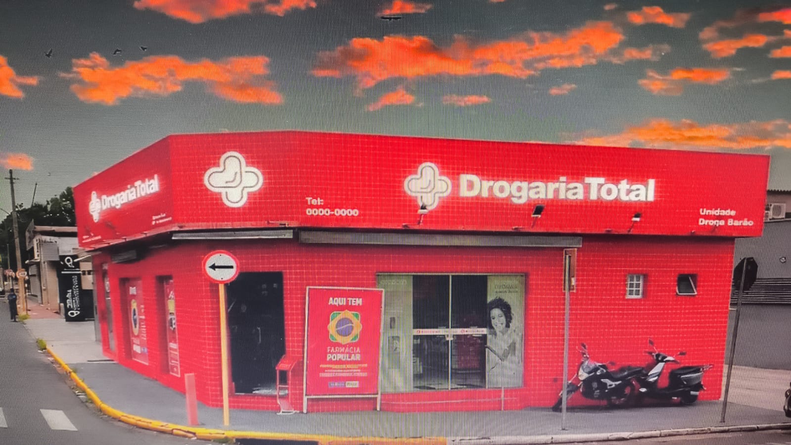 Fachada vermelha da Drogaria Droga Barão