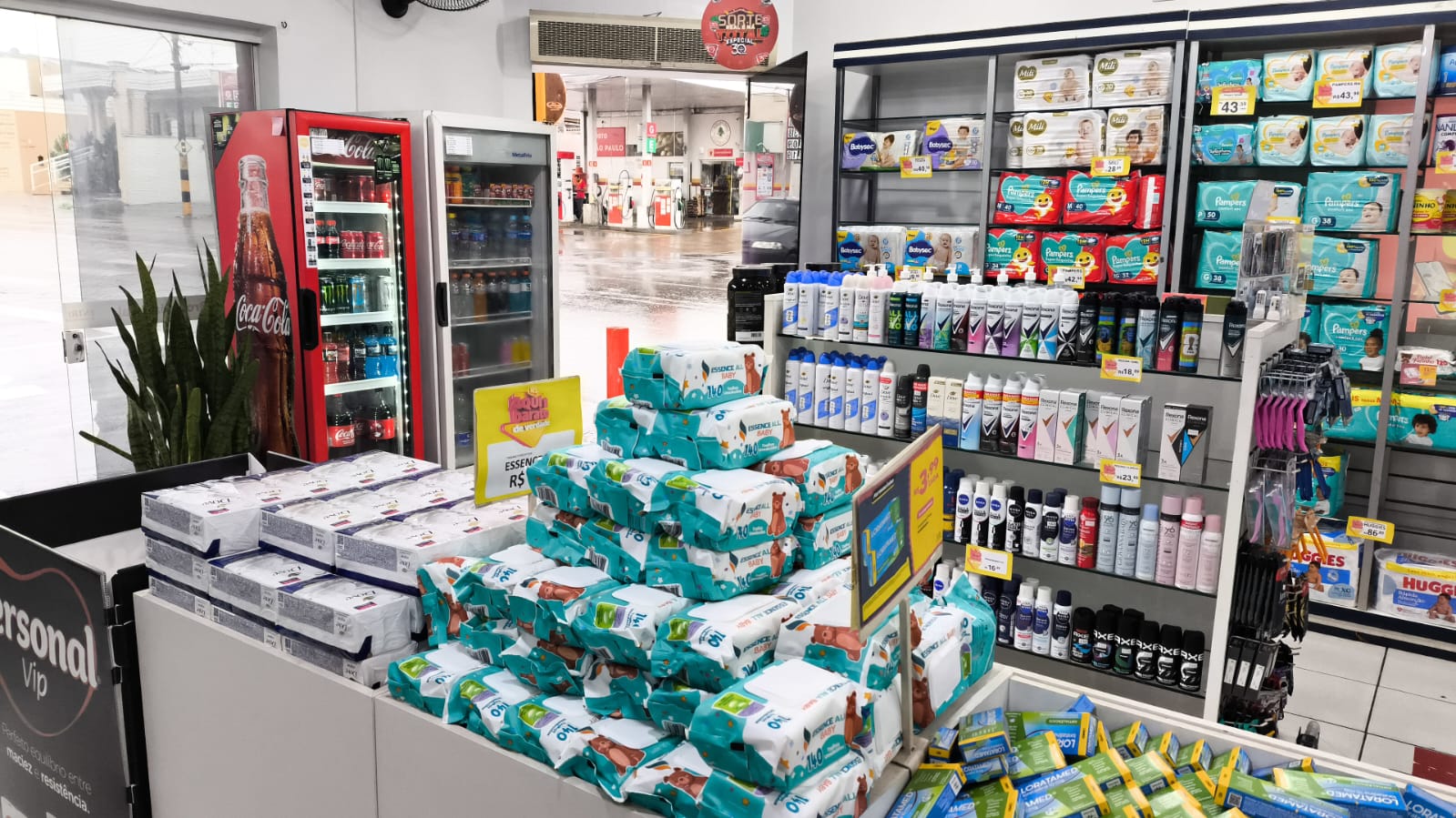 Gôndolas com fraldas e produtos de higiene