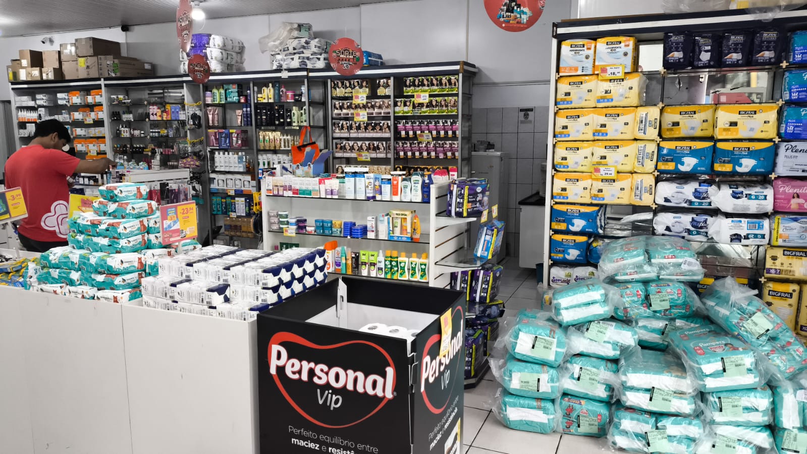 Área interna com produtos e atendimento