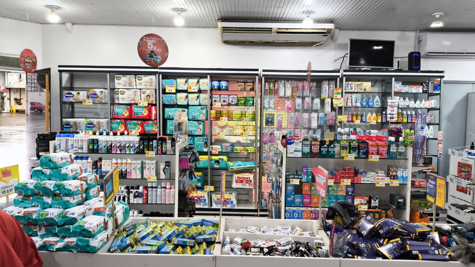 Prateleiras com produtos infantis e perfumaria