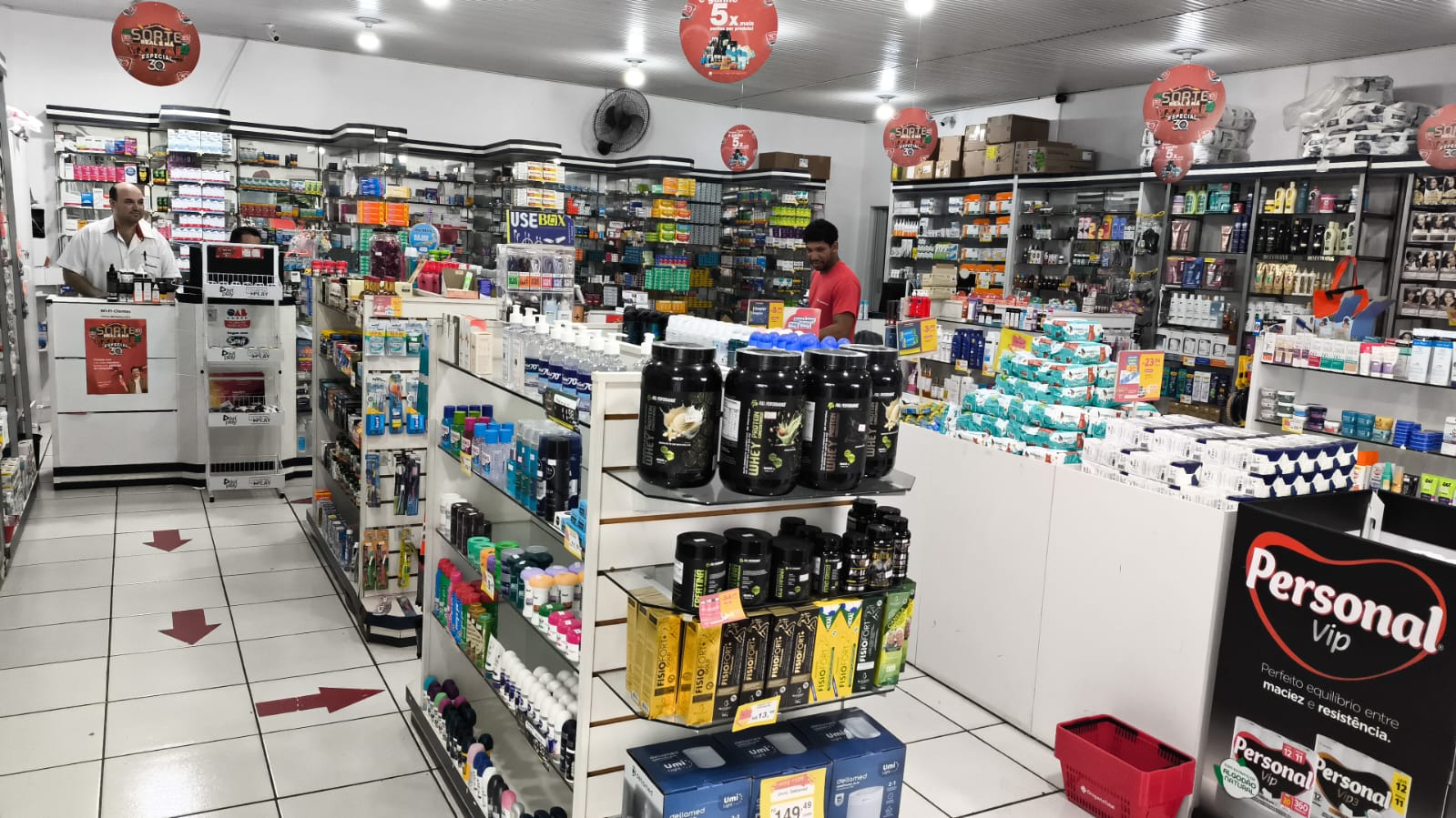 Interior da Drogaria Droga Barão com corredores de produtos